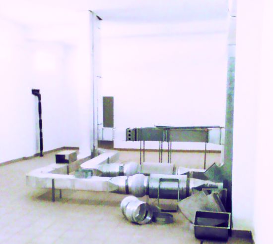 Многофункциональный центр, насколько мне известно, был открыт вопреки законам и здравому смыслу. На самом деле, четырехэтажное здание не достроено. Те, кто приходит сегодня туда, дальше второго этажа не поднимаются. Это третий этаж МФЦ. Вентиляция почему-то смонтирована на полу.