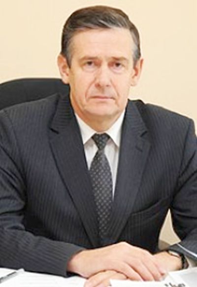 Юрий Хитров, начальник главного управления государственной службы губернатора и правительства Хабаровского края со времен Ишаева отвечает и за профилактику нарушений антикоррупционного законодательства.  Во времена Шпорта ему смогли лишь указать «на недопустимость нарушения должностных обязанностей в дальнейшем».