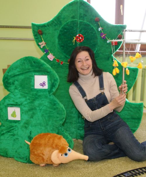 Режиссер спектакля «Сказки маленького Лисенка», заслуженная артистка Республики Крым Дарья Ярошенко на репетиции в Магадане.