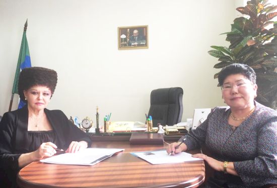 Председатель движения  «Матери России» Валентина Петренко и председатель Якутского регионального отделения Прасковья Борисова.