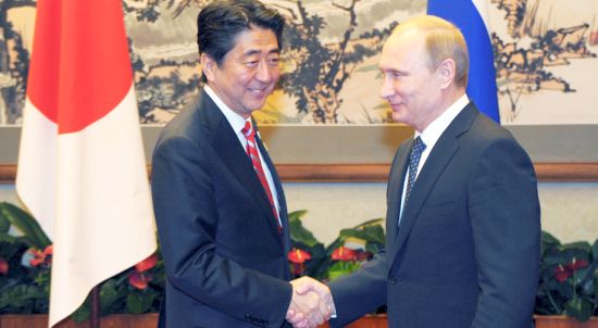 Синдзо Абэ и Владимир Путин. Фото: Михаил Климентьев/ТАСС. Архив.