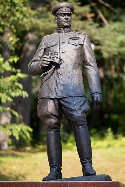 Памятник Александру Василевскому, Южно-Сахалинск, 1 сентября 2015 г.