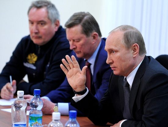 На заседании госкомиссии по запуску космического корабля «Союз-2.1а». Президент РФ Владимир Путин с руководителем Администрации президента Сергеем Ивановым и заместителем председателя Правительства Дмитрием Рогозиным (слева).