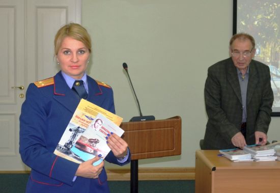 Книгу вручили старшему помощнику руководителя по взаимодействию со СМИ - ДВ СУ на транспорте СК РФ Оксане Полшаковой