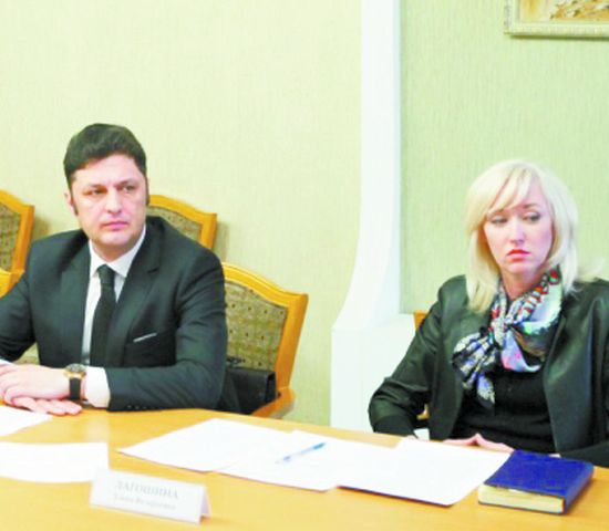 Пока петух не клюнул, Алексей Синельников и Елена Лагошина не предпринимали меры по оптимизации расходов медицинских учреждений, по перераспределению средств в них, не мешали некоторым главврачам выписывать себе премии, просто заигрывали с ними таким образом 