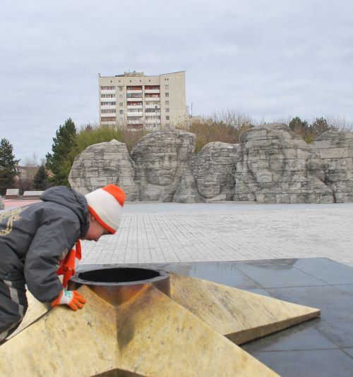 Новое поколение комсомольчан, как надеются авторы Мемориала, увидит памятник без переделок.