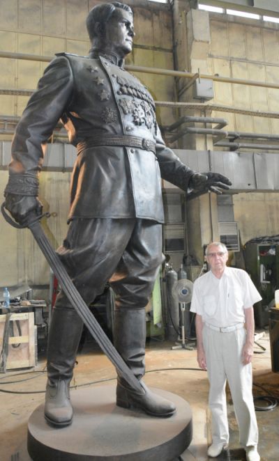 Игорь Василевский у памятника отцу. Фото Сергея Акулича