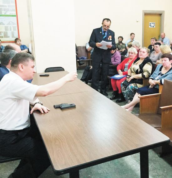 Мэр Биробиджана Евгений Коростелев на встрече с коллективом ПАТП