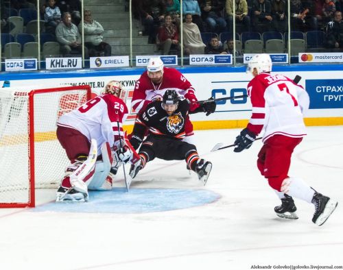 Острая борьба на «пятачке» в матче «Амур» - «Витязь»