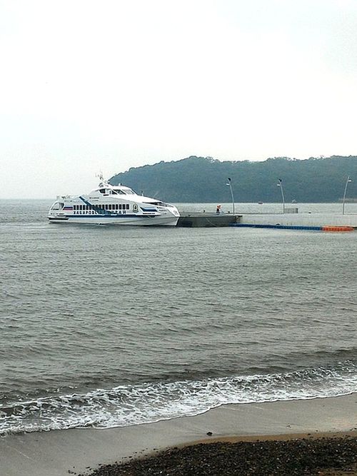 Судно проекта А45-2 в бухте Аякс на швартовке. Его посетил Путин.