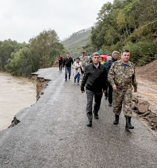 8 сентября 2016 года. Губернатор края Владимир Миклушевский продолжает поездку по Ольгинскому району Приморья. Больше всего от тайфуна здесь пострадала дорожная инфраструктура. Фото Игорь Новиков (Администрация Приморского края)