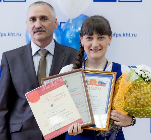Почтальон Хабаровского почтамта Татьяна Иващенко стала лучшей. Ее поздравил председатель Хабаровской краевой организации профсоюза работников связи России Аркадий Володько