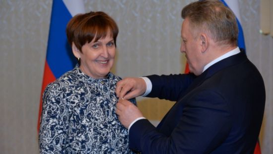 Радийщица Людмила Скирута в прошлом году получила звание «Золотое перо» из рук губернатора. Фото пресс-службы правительства Хабаровского края