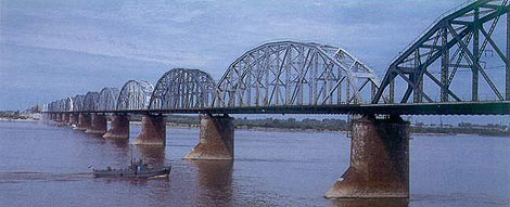 Амурский мост, который построили в октябре 1916 года, стал главным завершением величайшей в мире магистрали. Окончательно длина Сибирской железной дороги определилась к 1905 году, составив 6667 верст (без КВЖД). По скорости строительства Транссиб не знал себе равных. Фото Андрея Васюты, издательский дом «Приамурские ведомости»