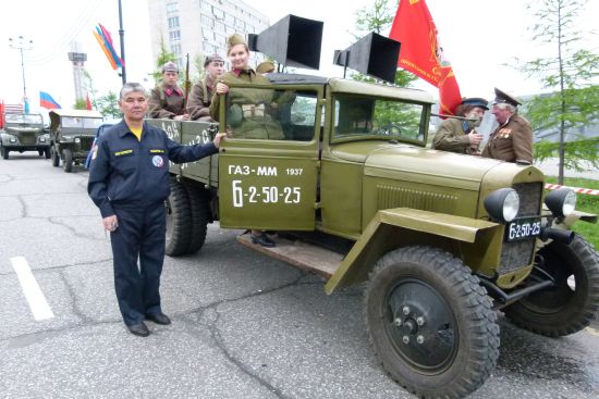 Президент клуба Анатолий Насыров вместе с одним из своих многочисленных раритетов