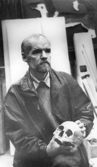 Автор в Хабаровском музее археологии, 1998 год. Фото Анатолия Мезенцева (ныне покойного)