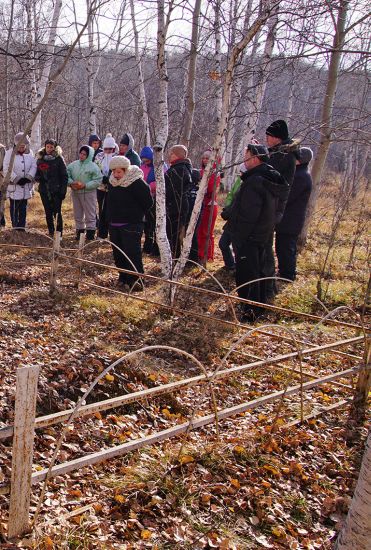 Участники акции возложили красные гвоздики и укрепили доску с надписью «На этом месте находится захоронение заключенных Нижне-Амурского ИТЛ НКВД». Фото автора