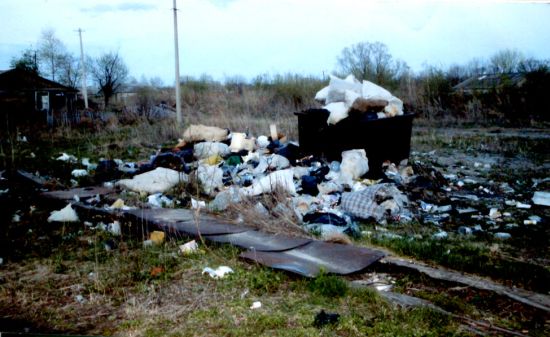 Свалка бытовых отходов и обветшавшие коммунальные сети поселка Корфовский. Фото из архива редакции.