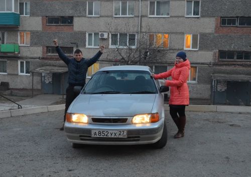 Заключительный победитель вместе с супругой прощаются с автомобилем. Фото портала Drom.ru
