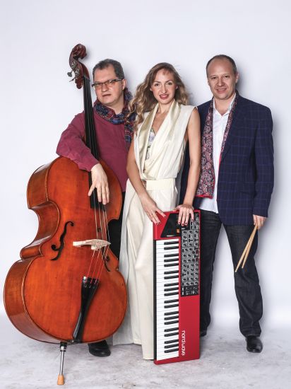 Услышать яркое выступление Трио Олега и Натальи Бутман и харизматичной американской певицы Лизи Хенри любители джаза смогут 19 ноября в 19:00 в Большом зале Приморской краевой филармонии. Это трио, которому нет аналогов.