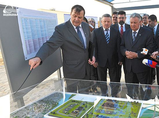 Директор МУП города Хабаровска «Водоканал» Владимир Стеблевский (слева) каждому новому губернатору края объяснял, что на Тунгусский водозабор требуется очень много денег