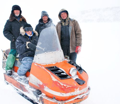 Первые первопроходцы по Амурскому льду бьют колею через реку, не дожидаясь открытия официальной переправы и рискуя своими жизнями.
