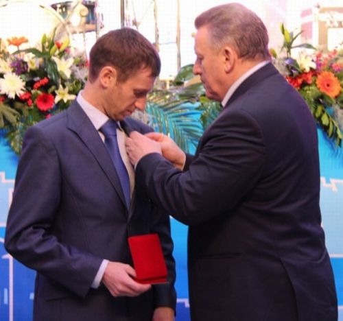 Михаил Курбанов (слева) получил из рук губернатора Вячеслава Шпорта (справа) почетный знак «Доброволец Хабаровского края», но его семье не удалось получить права на землю из рук главы Хабаровского района. 