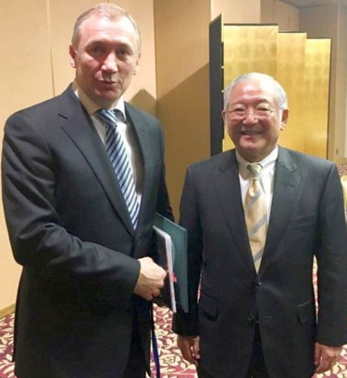 Председатель «Japan Overseas Infrastructure Investment Corporation for Transport & Urban Development» (JOIN) Такума Хатано и председатель совета директоров ОАО «Хабаровский аэропорт» Константин Басюк (слева) после церемонии подписания.