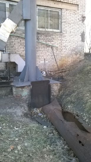 Котельная в Ильинке: старая ржавая валяющаяся труба дымохода на фоне новой замененной ООО «КСР». Хотя именно районная власть должна нести бремя капитального ремонта. Только на капитальные затраты по ильинской котельной предприятие Сергея Чубина затратило около 2,5 млн руб. Фото автора