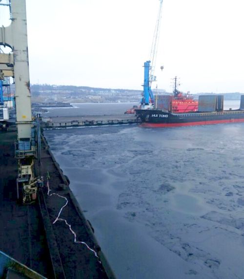 Ванино: черным-черно в бухте от угольной пыли.