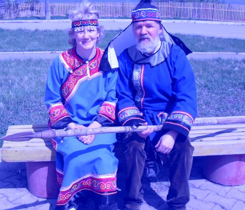 Автор статьи в наряде Чингачгука, сопровождавший прекрасную иноземку. Сикачи-Алян, 2010 год нашей эры.