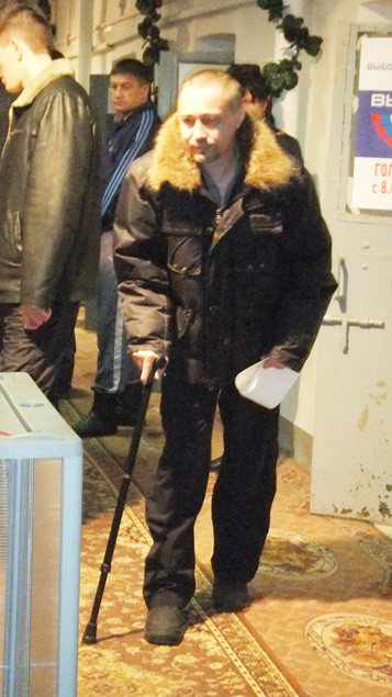 За время, проведенное в СИЗО, полковник Александр Мухин стал инвалидом 3-й группы. Туда забрали здорового, крепко стоявшего на ногах мужчину, оттуда еле выцарапали под домашний арест, больного, изможденного старика. В тюрьме без надлежащего ухода и лечения обострились боевые ранения. Мухин в знак протеста не раз объявлял голодовку, в СИЗО его не желали лечить. Фото автора