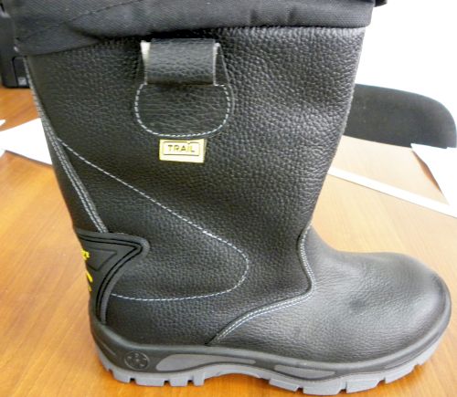 «Сапоги» «для врачей» имеют область применения - цветная и чёрная металлургия; угольная промышленность; агломерационное производство; сельское хозяйство; животноводство; защита от общих производственных загрязнений: монтажники, слесари, механики, строительство, дорожные службы