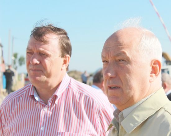 Директор МУП города Хабаровска «Водоканал» Владимир Стеблевский (слева) с мэром Хабаровска Александром Соколовым на Тунгусском водозаборе