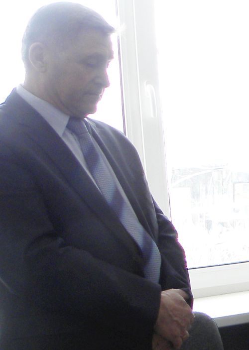 Оправдательный приговор получил глава Смидовичского района ЕАО Александр Тлустенко. Кредиты выдал по решению депутатов, за возвратом не следил, потому что это должен делать отдел экономики, от иска к должникам сотрудник юридического отдела отказался без его ведома и т.д., и т. п.