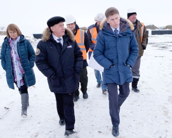 Олег Кожемяко (справа) инспектирует строительство мега-фермы в с. Троицком