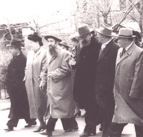 Ноябрьская демонстрация в Хабаровске, 1958 г. В колонне ХГМИ доц. А. И. Зеленский, доц. С. Ф. Суровцева, доц. А. В. Маслов, проф. В. С. Лянде, проф. Б. А. Темпер, проф. И. Б. Галант (первый ряд, слева направо).