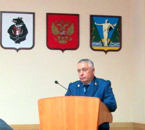 Городской прокурор Комсомольска-на-Амуре Борис Кононенко потребовал от председателя думы Светланы Баженовой «рассмотреть вопрос о привлечении виновных лиц, допустивших ненадлежащее исполнение своих обязанностей и не осуществлявших должного контроля за соблюдением действующего законодательства к ответственности в пределах компетенции»