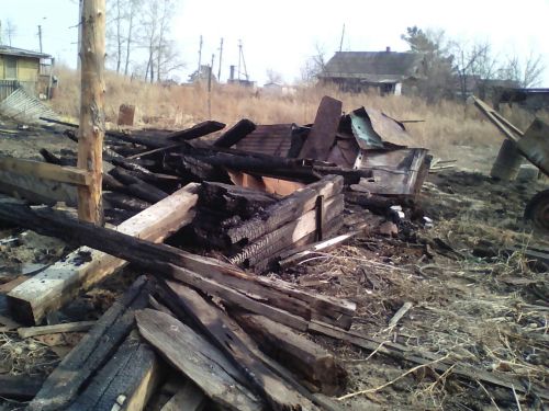 На этом вчерашнем пепелище чумкинского домика хабаровские журналисты предложили провести сегодняшний митинг «Вместе - против террора». Фото местного жителя Уссурийского.