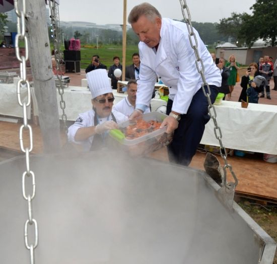 Будет ли уха по рецепту губернатора Шпорта на краевой набережной 24-25 июня?/ Фото В. Спидлена / архив