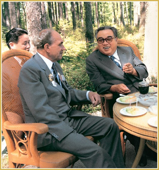 Ким Ир Сен и Яков Новиченко. Фото с солдатской страницы семьи Новиченко на сайте "Бессмертный полк"