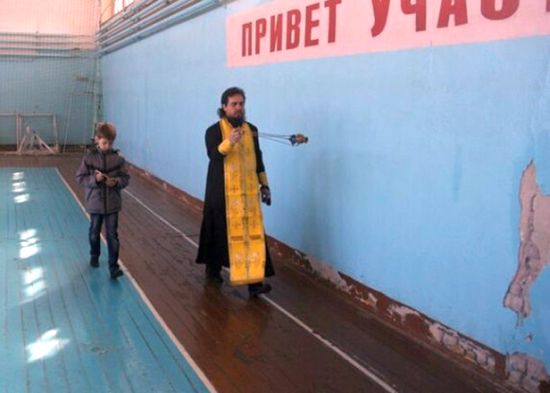 В детско-юношеской спортивной школе «Белогорец» игумен Платон (Норматов) вместе с клириком Биробиджанской епархии иеромонахом Спиридоном (Абрамовым) окропили святой водой спортивный зал, стадион, игровые и административные помещения учреждения. Фото: blaginform.ru