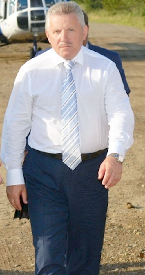 А чем занят в это время губернатор Шпорт? Почему он не в Котиково, есть ли в крае более важное, нежели дохнущее от бескормицы общественное стадо губернатор едет в Ванино на инаугурацию главы. Это ли не абсурд, не искаженное представление о своем месте на территории? 