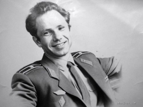 Аркадий Врабий в молодости, военный журналист и поэт-правдоруб. Ну вылитый Юрий Гагарин. Фото из архива семьи Аркадия Леонидовича