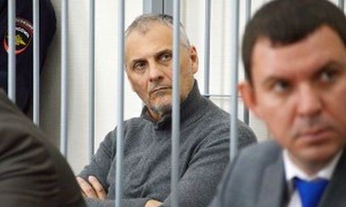 Экс-губернатор (в центре) в роли обвиняемого