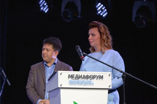 Секретарь Союза журналистов России Денис Токарский и председатель Хабаровского краевого отделения Союза журналистов России Ксения Исаева