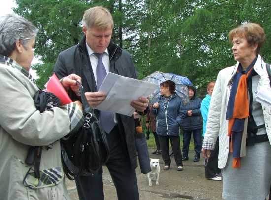 Жители стали подходить с вопросами к председателю Законодательной думы прямо на улице. Сказывается дефицит общения. Хоть Сергей Луговской и является уже несколько лет депутатом от Советско-Гаванского и Ванинского районов, но в поселке его видели лишь перед выборами...