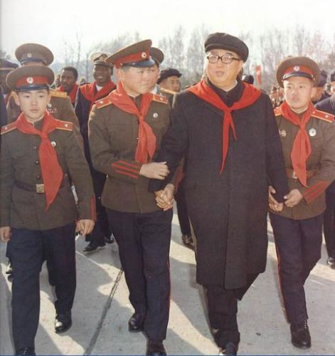 Президент КНДР Ким Ир Сен с воспитанниками Мангэндэсского революционного училища