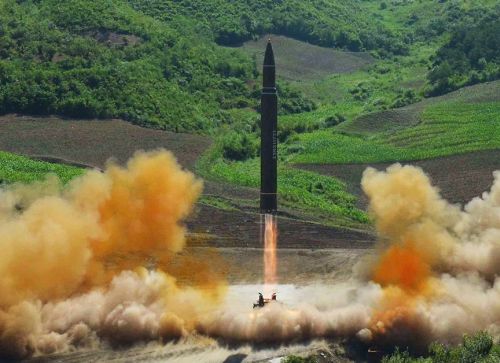 Пуск межбаллистической ракеты "Хвасон-14" с северо-западного полигона КНДР. Фото Академии государственной обороны КНДР