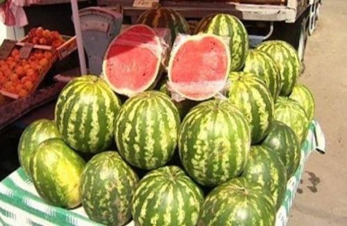 Продукция лежит в тепле, под пленкой на сладкой фруктовой мякоти идет активное размножение всевозможных болезнетворных бактерий и вирусов, способных стать причиной серьезных заболеваний. Такие лакомства и взрослым покупать не следует и, тем более, не нужно угощать ими детей. 